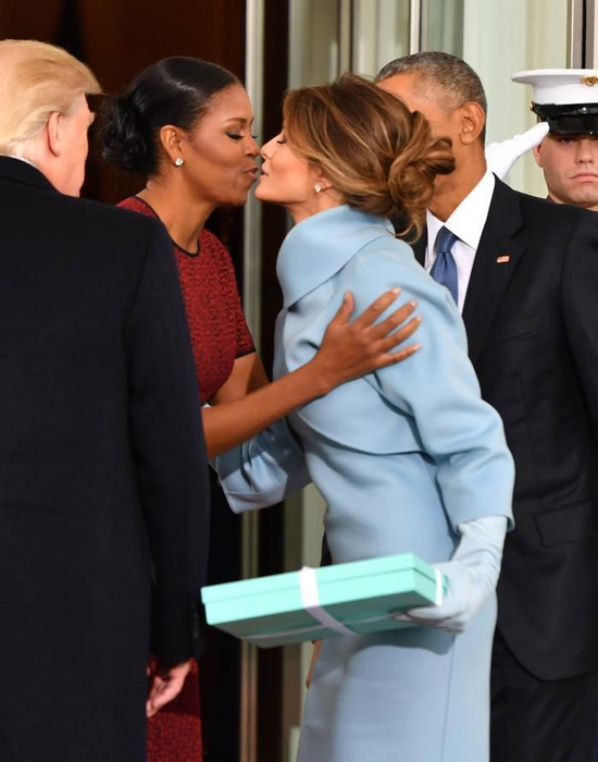 S-a aflat! Ce cadou i-a făcut Melania Trump lui Michelle Obama în ziua în care a devenit Prima Doamnă a SUA