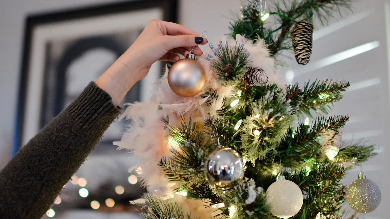 Vrei să ai brad de Crăciun, dar nu vrei sau nu ai timp să îl împodobești? Câți lei costă serviciile de decorare a acestora