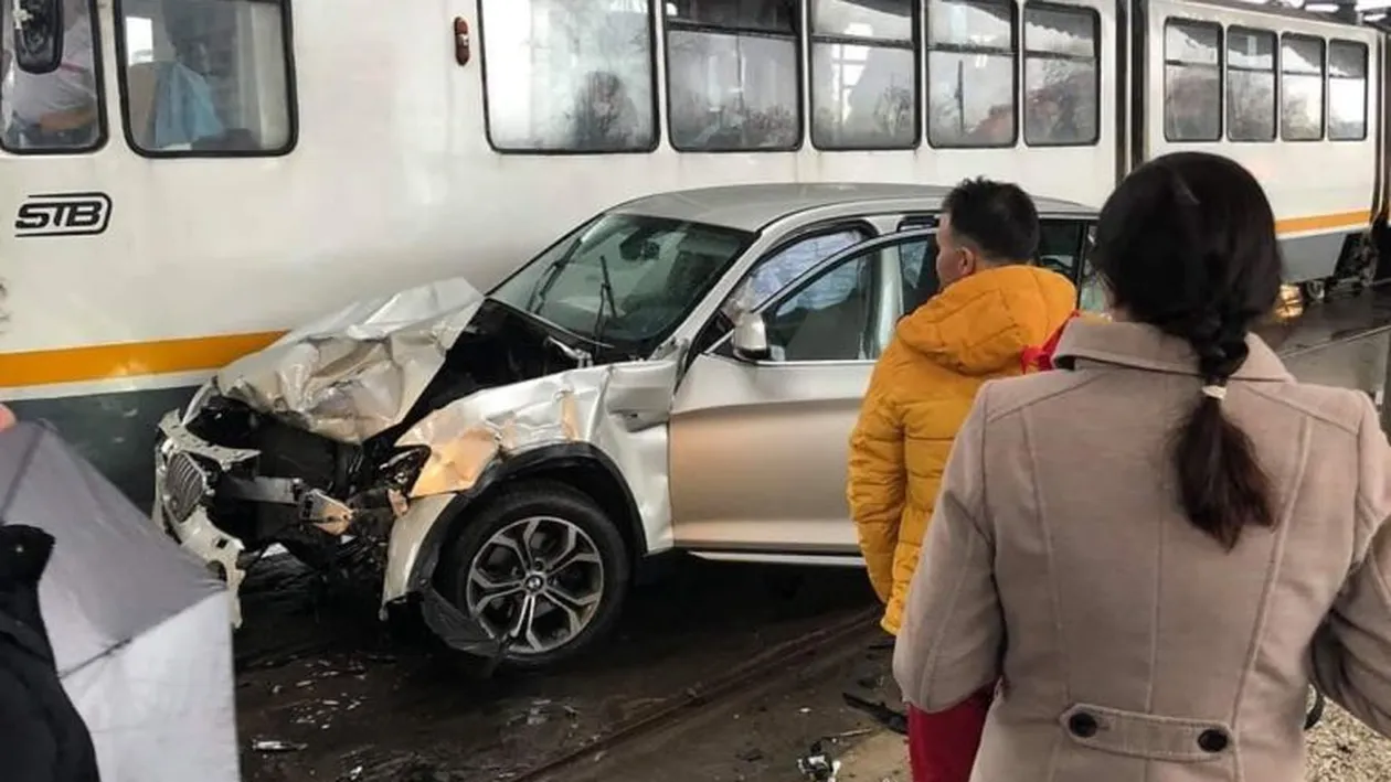 Accident grav în Capitală! Un BMW a intrat în plin într-un tramvai cu călători