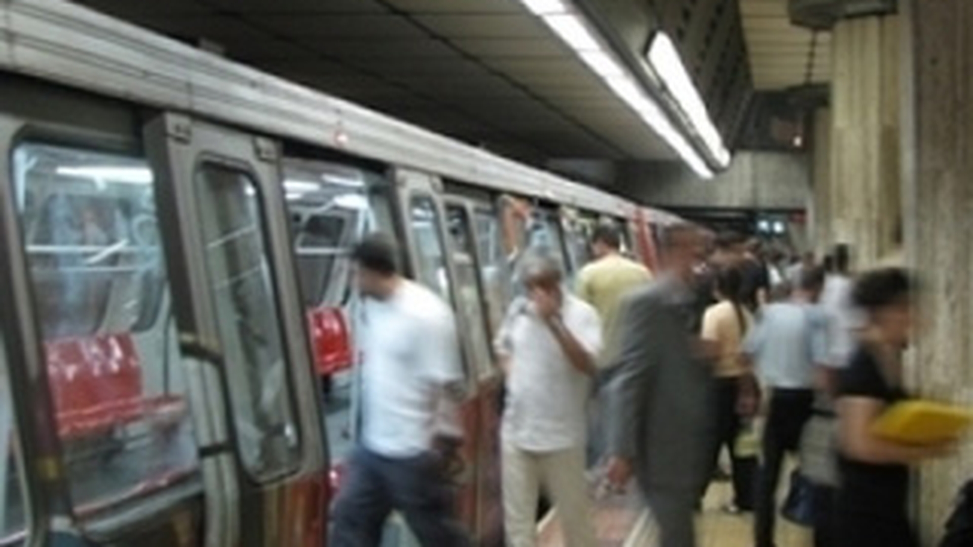 Incident la statia de metrou Gorjului! Doua persoane intoxicate cu fum