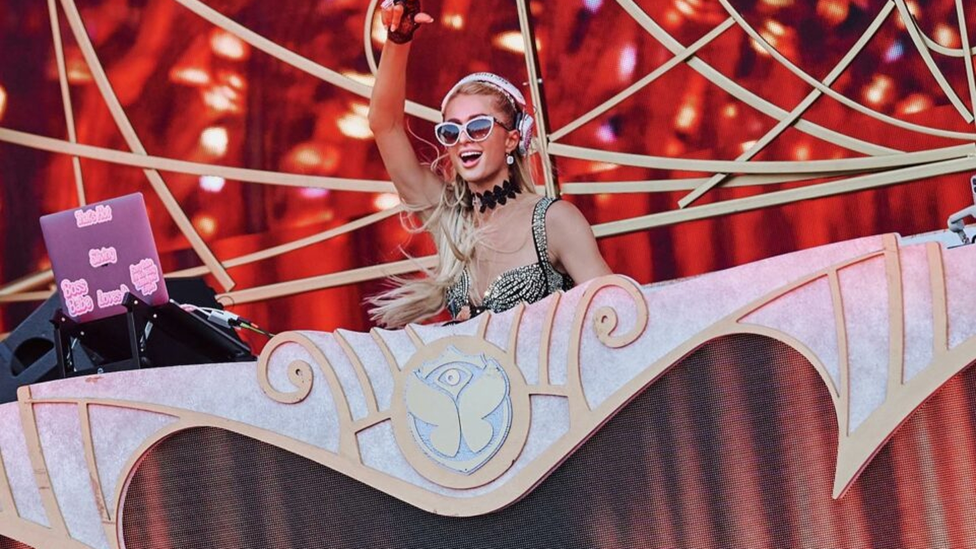 Paris Hilton va mixa la un festival din România. Suma exorbitantă pe care o cere