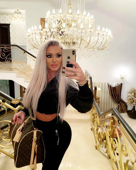 Râzi cu lacrimi! Cum s-a îmbrăcat Loredana Chivu în prima zi de Paște. E jumătate îmbrăcată, jumătate dezbrăcată!