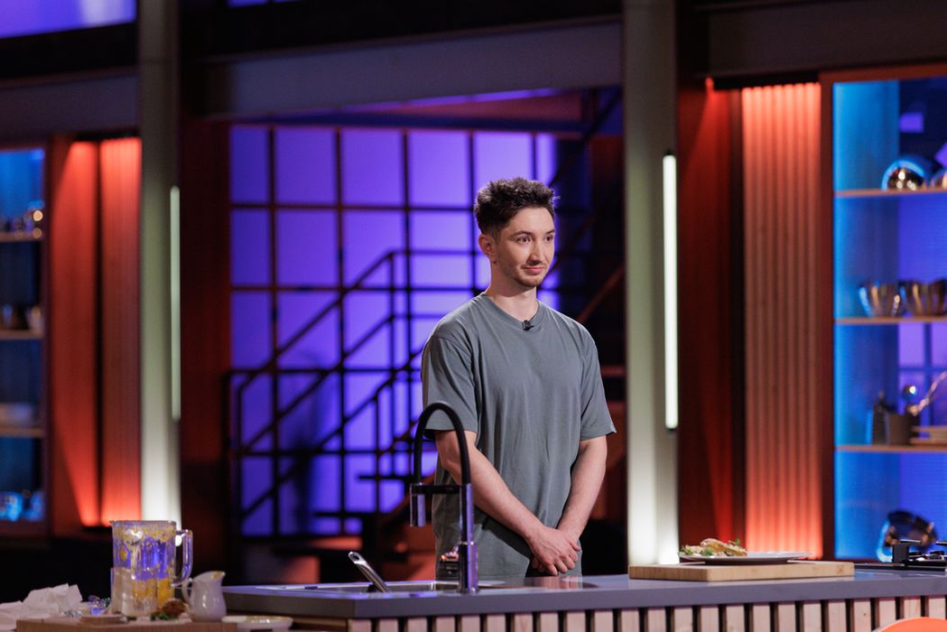 El este Cristian Ușurelul, programatorul care a luat primul şorţ de aur la MasterChef. Foto: Pro TV
