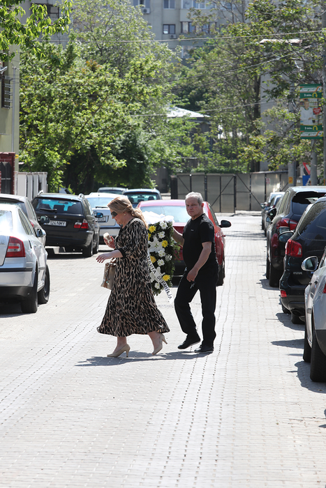 Maria Cârneci și soțul ei traversează către casa lui Nelu Ploieșteanu