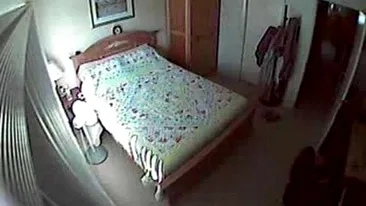 A montat camere video în camera fiului său ca să vadă când face dragoste cu prietena sa, dar nu se aştepta la asta! De ce surpriză a avut parte