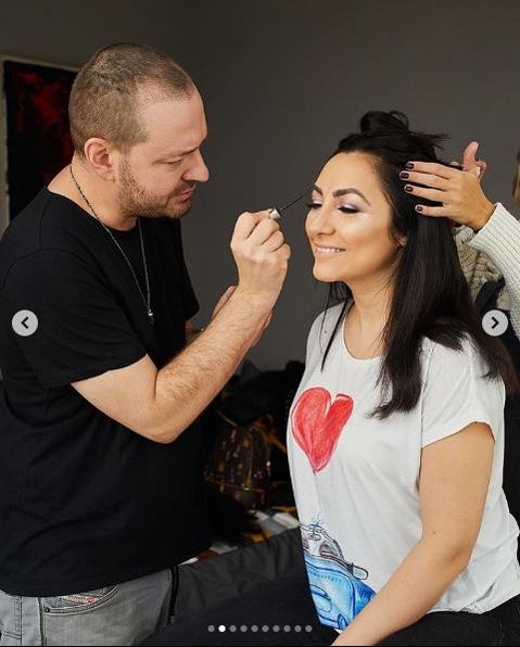 Andra, filmată nemachiată în Praga. Unii dintre oameni au fost uimiți de felul în care arată artista naturală, iar alții au criticat-o