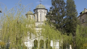Bisnita in toata regula la o manastire din Bucuresti! Ce s-a ajuns sa se vanda pe fata in curtea unui lacas al Domnului!