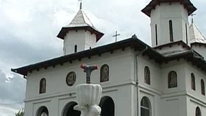 Caz incredibil la o biserica din Vrancea! Preotul satului este violent cu enoriasele: "Mi-a dat cu crucea si cu Evanghelia in cap"