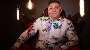 Vali Vijelie, amendat de polițiștii care i-au întrerupt încă un concert pe litoral, după ce nu s-a ținut cont de distanțarea socială. Câți bani trebuie să plătească