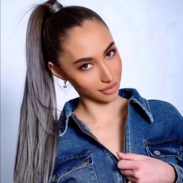 Ce bombă-sexy e sora lui Tavi Popescu! „Bunăciunea” nu ratează niciun meci al FCSB-ului | GALERIE FOTO