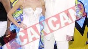 Victoria Beckham isi domina sotul cu tigaia