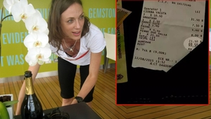 Câți bani a primit bacșiș Iulia, o chelneriță din Mamaia, la o notă de 69.5 lei. A crezut că nu vede bine!