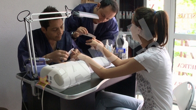 Maruta si Jean de la Craiova s-au angajat la un salon de cosmetica!Uite cum ii face artistul masaj unei domnisoare