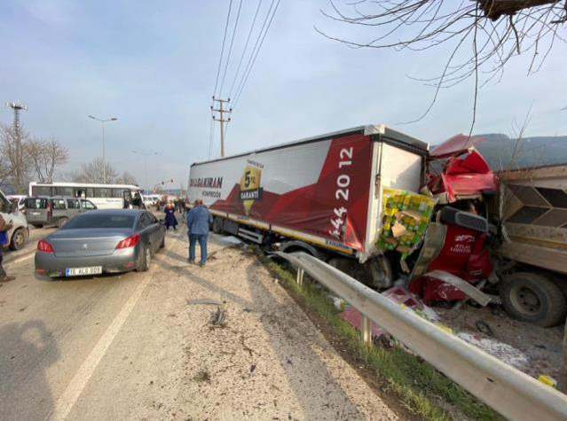 Accident grav! Un TIR a rămas fără frâne pe o autostradă. Camionul a spulberat zeci de mașini