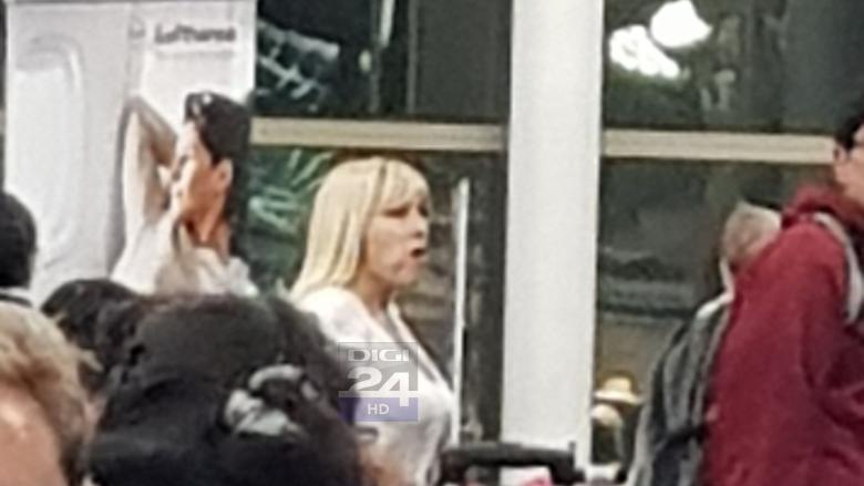 Elena Udrea și-a luat mama și fetița și a plecat din Costa Rica!