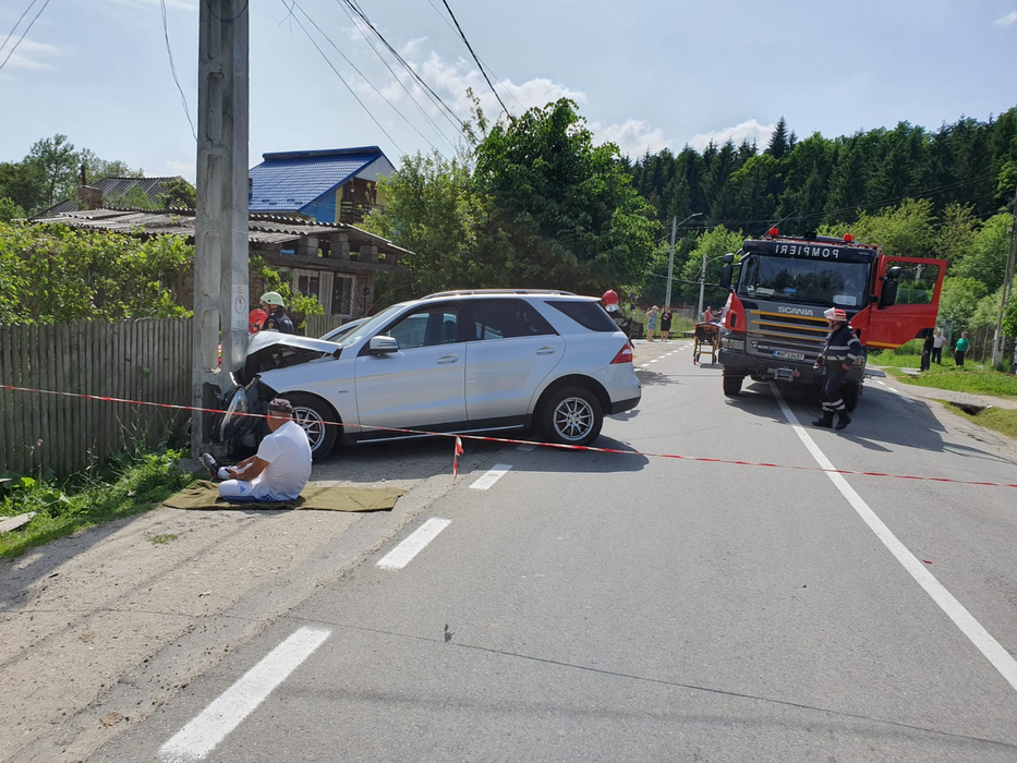 Femeia a fost prinsă sub autoturism