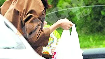 Printesa polonic isi testeaza retetele pe antenisti. Anca Rusu le cara de-ale gurii, cu sacosa, colegilor de la TV