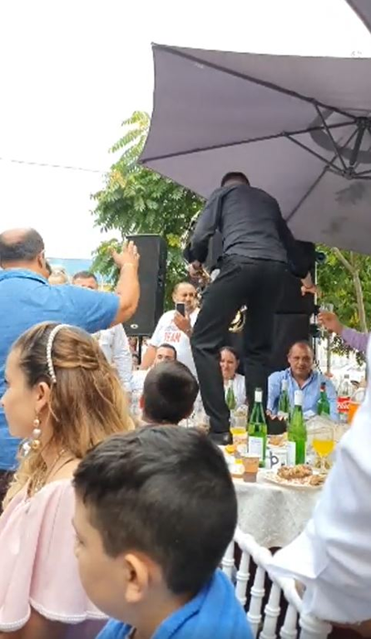 Nicolae Guță și Armin Nicoară, în mijlocul invitaților la o nuntă în Potcoava unde nu s-a ținut cont de nicio măsură împotriva noului coronavirus. S-au dat amenzi de 125.000 de lei