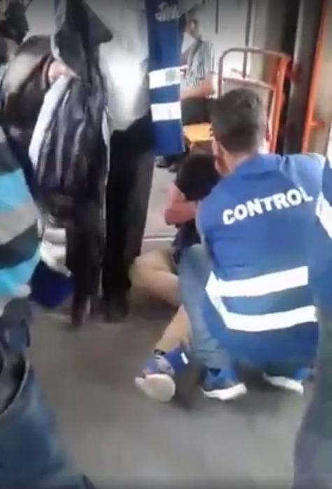 Scene de neînchipuit în tramvaiul 11! Controlorii i-au dislocat umărul unui tânăr pe care îl prinseseră fără bilet!
