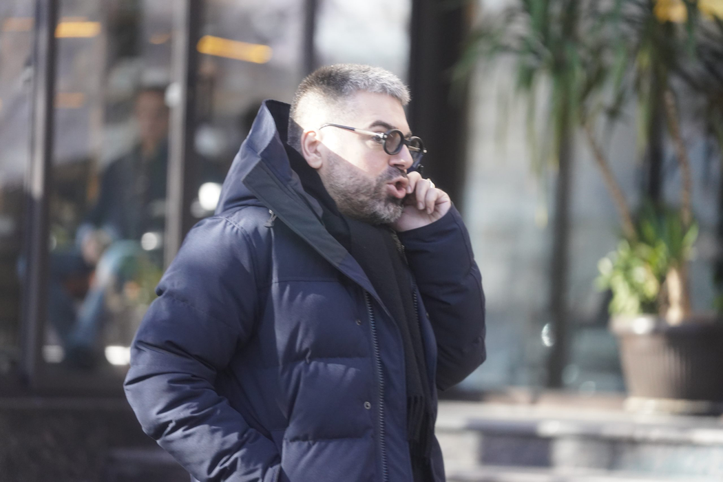 Maurice Munteanu vorbește intens la telefon/ Sursă foto: CANCAN.RO