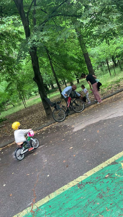 Chef Foa a ieșit, cu familia, la plimbare prin parc (Foto: CANCAN.RO)