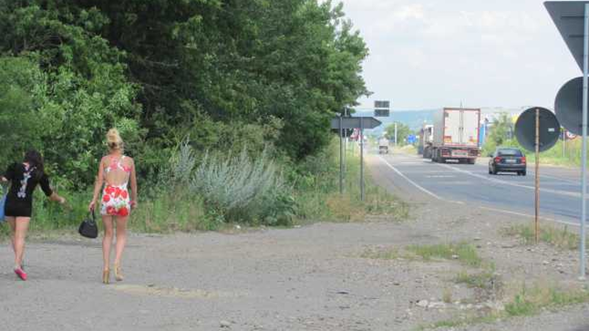 Povestea halucinantă a Nicoletei și a Tatianei. De ce le lasă polițiștii pe cele două prostituate din Bârlad să își facă "meseria"
