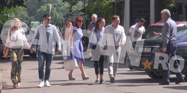 La începutul relaţiei, Adriean Videanu îl trata cu indiferenţă pe viitorul lui ginere. La o întâlnire cu familia, nu şi-a luat rămas bun de la el în acelaşi mod afectuos cum a făcut cu ceilalţi