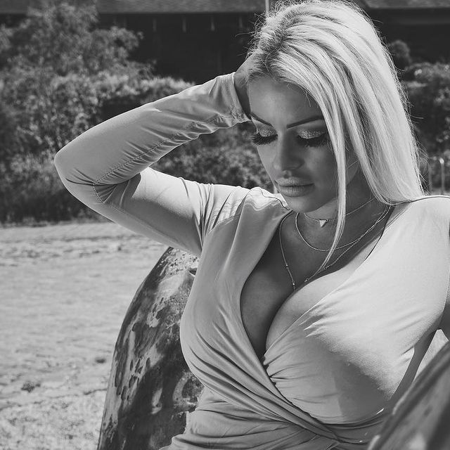 Eileen e super-dotată, dar nu de la "mama natură" înzestrată! E tatuată toată și zici că-i Anda Adam reîncarnată!