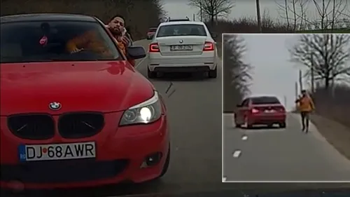 Un șofer din Dolj a amenințat cu pistolul o femeie și un bărbat în trafic. Scenele agresive au fost filmate de camerele instalate în mașină | VIDEO