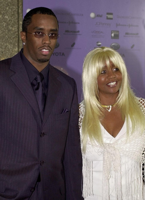 Sean „Puffy” Combs și mama sa Janice Combs la Essence Awards 2000 la Radio City Music Hall 14 aprilie 2000 în New York. Foto: Profimedia
