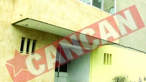 Camatar ciuruit in fata blocului iubitei