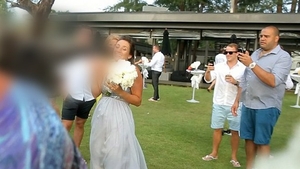 A trait surpriza vietii ei la propria nunta! A venit fara invitatie si era cat pe ce sa-i manance parul...