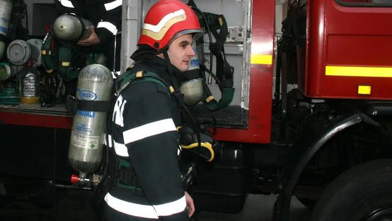 Ei au grija ca noi sa petrecem linistiti de Revelion! Cine lucreaza in Noaptea dintre Ani