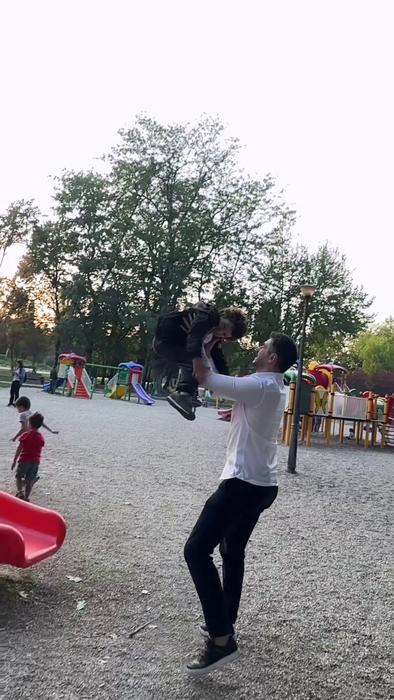 Noah, fiul lui Pițurcă Jr. cu Cristina ICH, în parc
