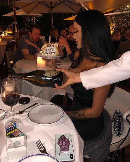 Daniela Crudu a împlinit 30 de ani. Cum a fost surprinsă în timp ce era la un restaurant de lux din Ibiza