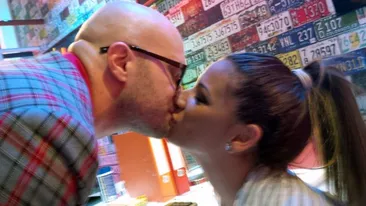 Cea mai tare pacaleala de 1 Aprilie! Vezi ce a putut sa-i posteze Roxana Vancea lui Mihai Bendeac pe wall-ul de Facebook