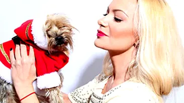 Uite ce Mos Craciun dragut a venit la Andreea Antonescu! Mai are un pic si il saruta!