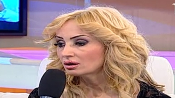 Daniela Gyorfi intră in reparaţii capitale. Vrea să meargă la doctorul lui Luciu, dar nu are curaj să-şi facă injectii in faţă