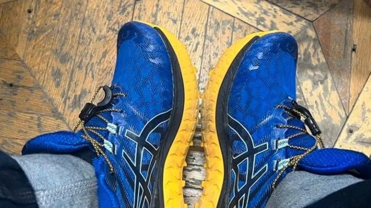 Ireal! Ce a pățit la Moscova un bărbat care purta pantofi în culorile steagului Ucrainei