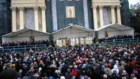 Mii de pelerini, la coadă pentru sarmale după Sfânta Liturghie