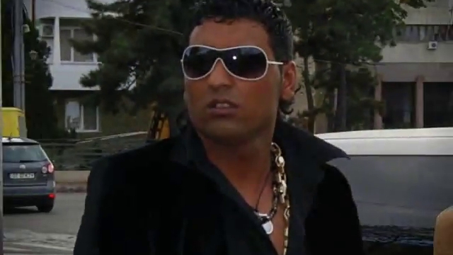 E bataie pe porecla "Versace"! Vezi ce interlop celebru l-a atacat pe pustiul Versace, filmat in timp ce facea pipi in tufis!