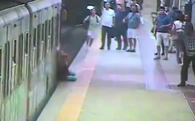 Momente şocante într-o staţie de metrou. O femeie a fost târâtă după ce a fost prinsă între uşile trenului