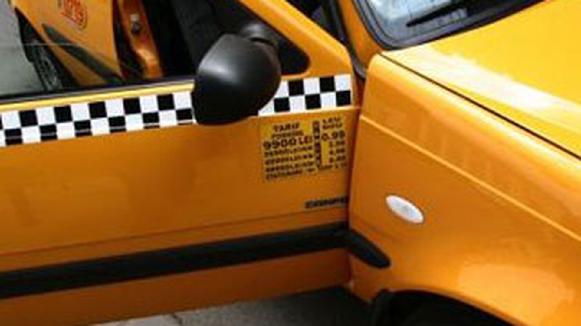 Un taximetrist din Iasi a fost injungiat de o tanara care i-a furat masina!