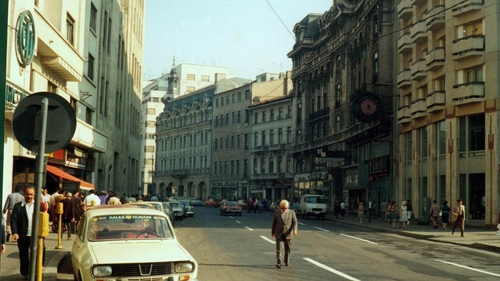 BANC| Pe timpul lui Ceaușescu, în timp ce patrula, un milițian se întâlnește cu un cetățean si-l întreabă ce caută pe stradă