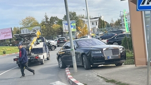Cât tupeu! Cum și-a parcat Rolls Royce-ul un milionar din București, într-un sens giratoriu din Voluntari