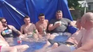 Ce au păţit mai mulţi tineri din Bogaţi, judeţul Argeş, după ce s-au plimbat în bena unei maşini, plină cu apă? Imaginile au devenit virale