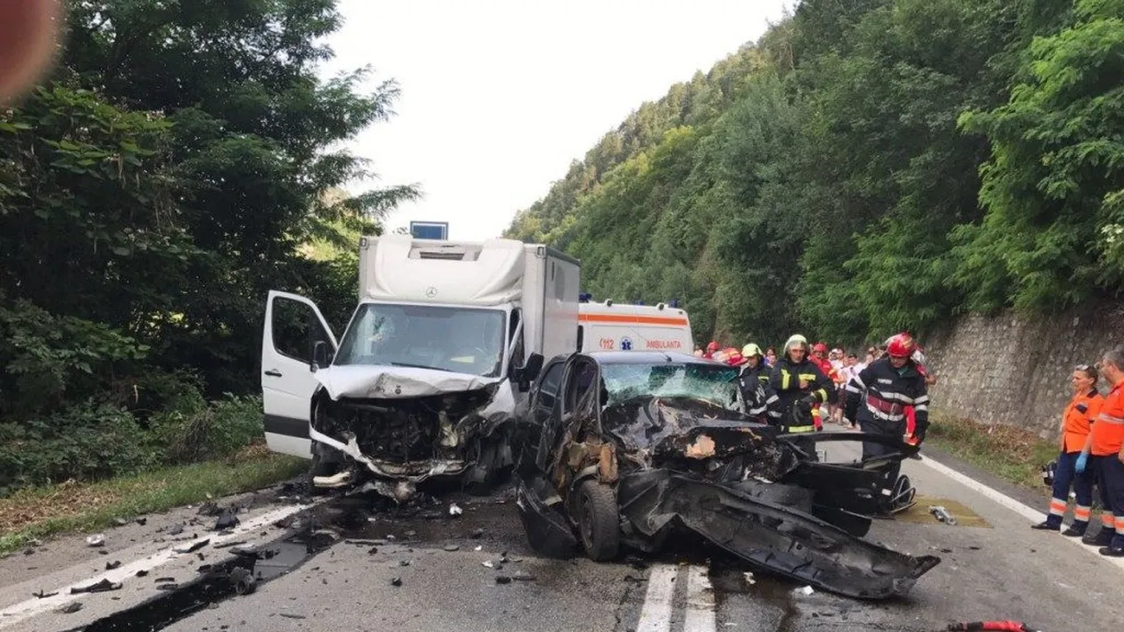 Trafic blocat pe Valea Oltului la Câineni, după un accident cu doi răniţi, între care un copil