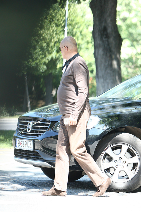 Mihai Tatulici se îndreaptă către trecerea de pietoni