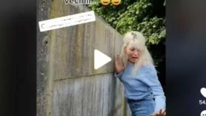 Liliana şi-a cumpărat o casă într-o zonă pe care o credea perfectă! Ce a descoperit când s-a uitat peste gard? A început să ţipe instant
