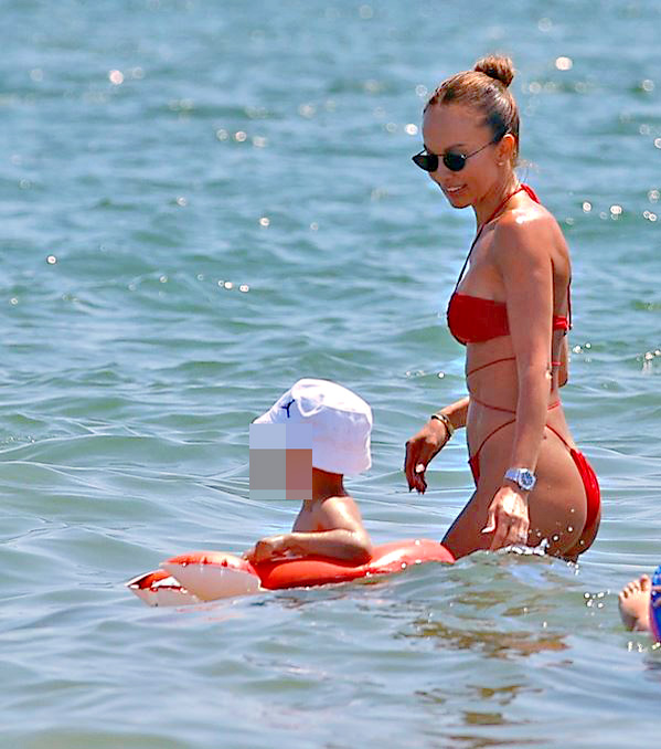 Monica Orlanda și fiul ei s-au distrat pe cinste în mare (Foto: CANCAN.RO)